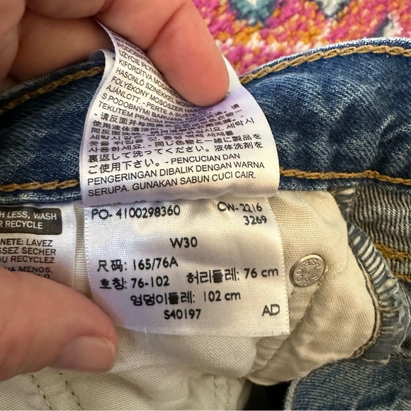 Red Line Selvedge Levi’s Icon Distressed Wedgie Fit Jean - Picture 14 of 16